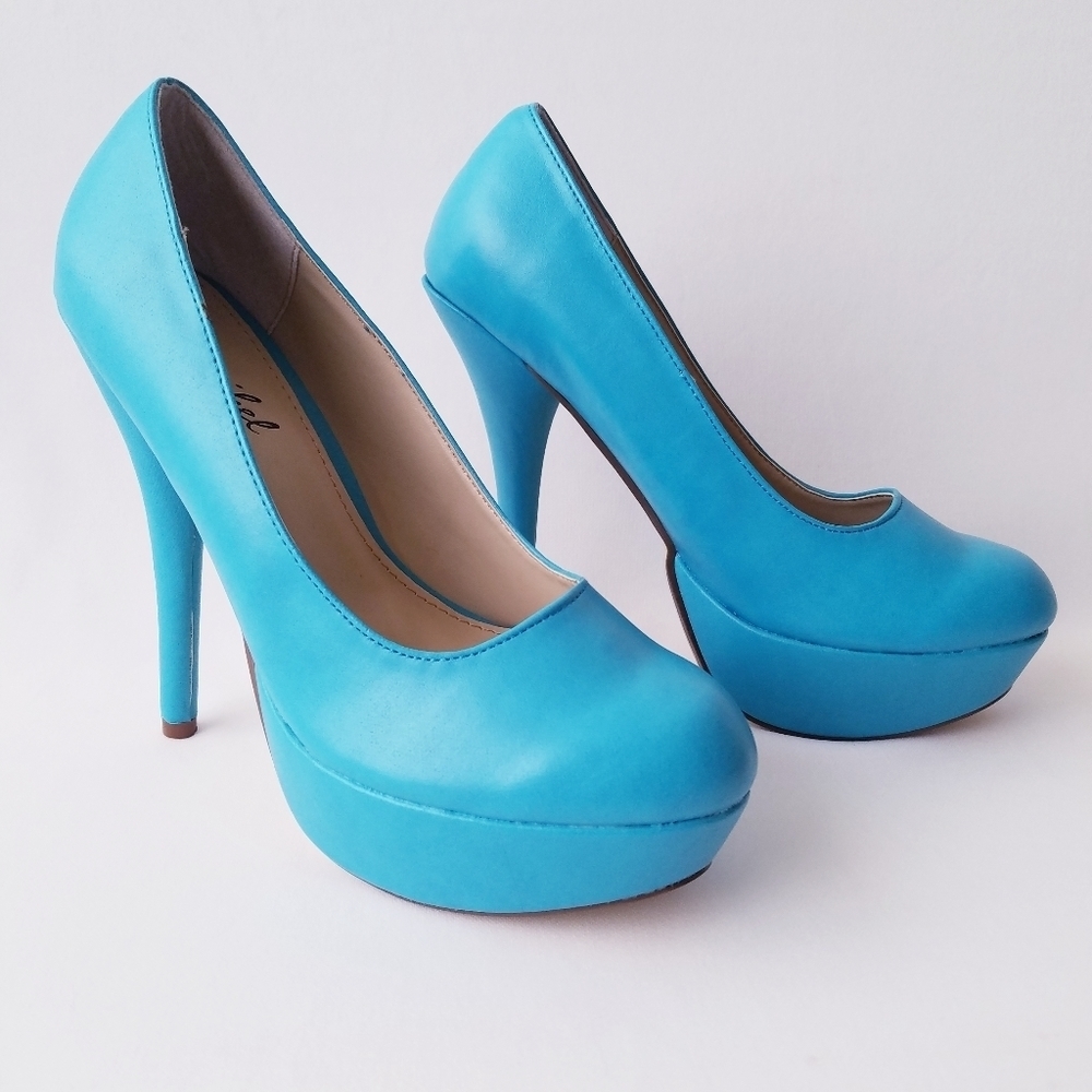 Bonnibel Turquoise Round Toe Platform Pumps